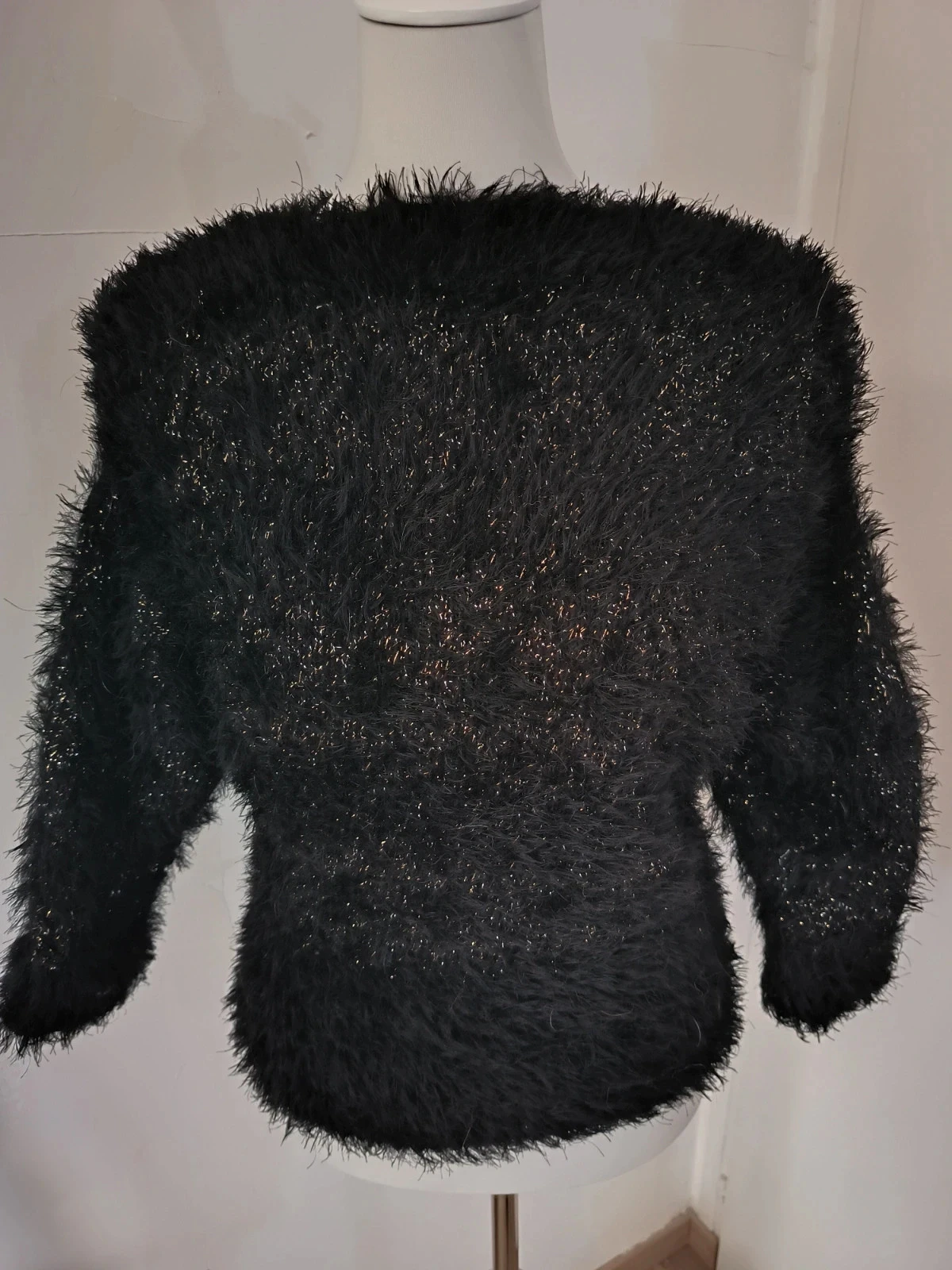 Pull chaud moumoute pailleté noir et doré taille M